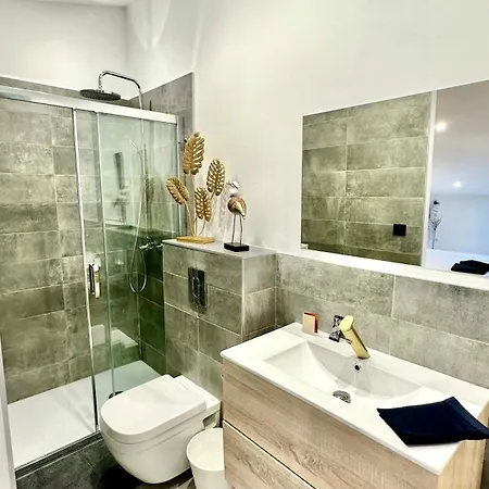 Les De La Chapelle 3